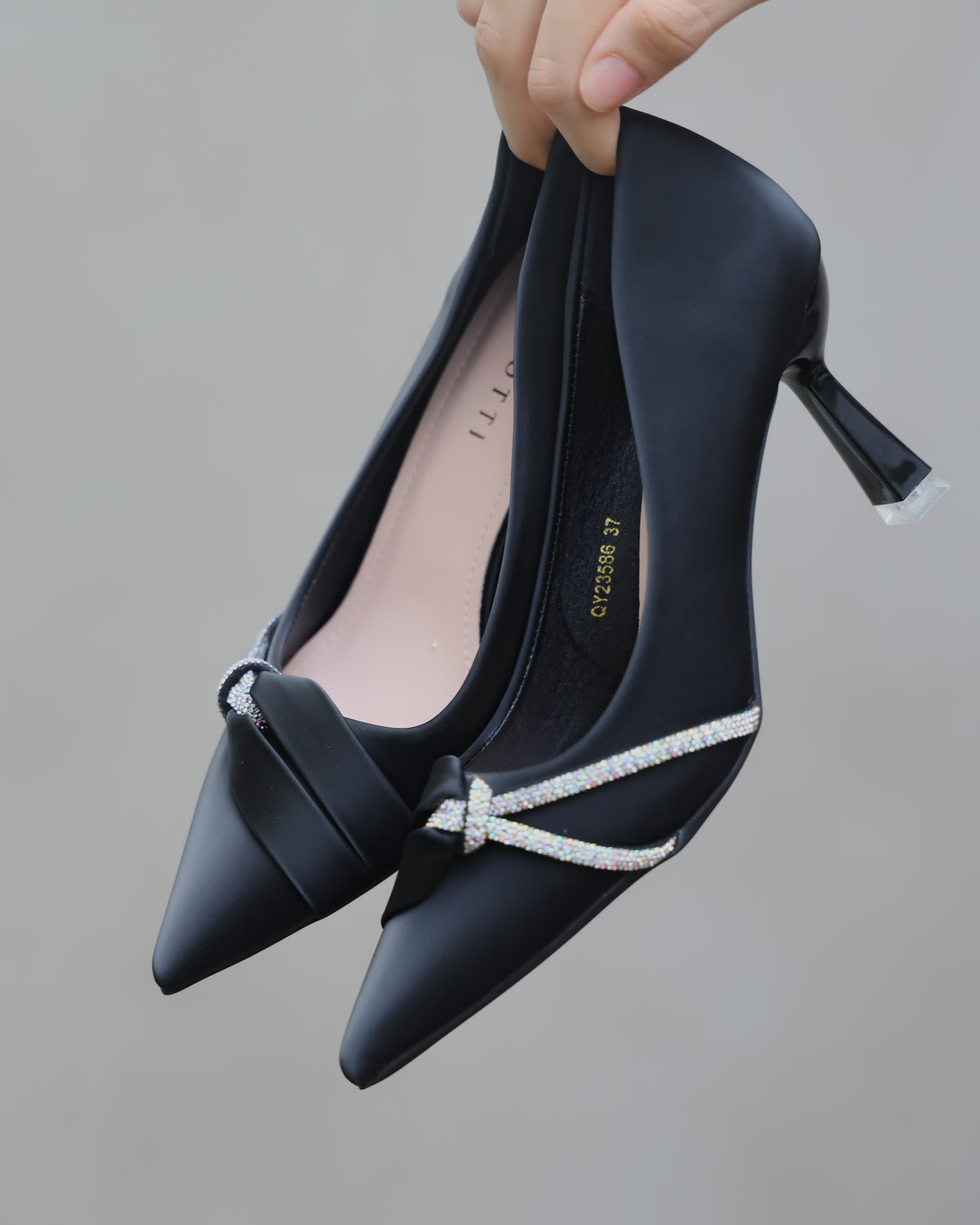 Black Knot Sparkle Heel