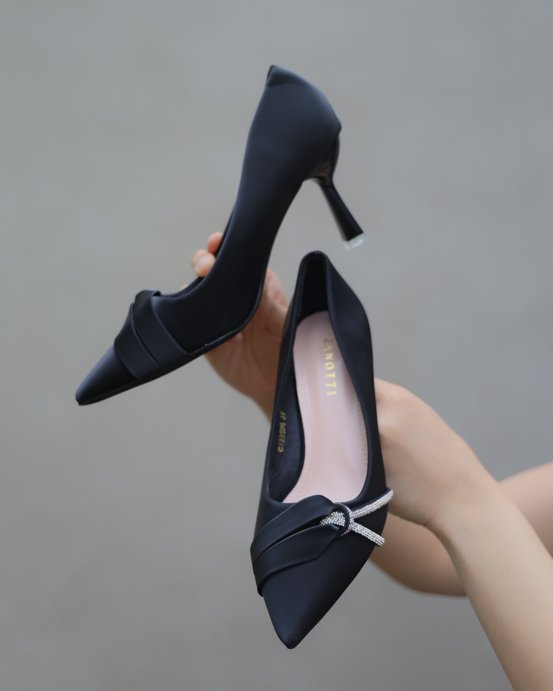 Black Knot Sparkle Heel